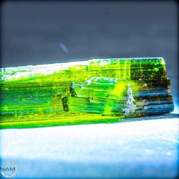 Groene toermalijn – Verdelith – Langprismatisch kristal met