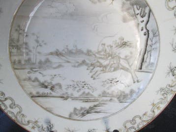 Chinees porseleinen grisaille bord met jachttafereel. circa