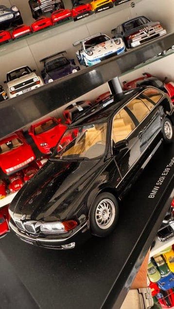 KK-Scale 1:18 - Modelauto - BMW 520i (E39) Touring (1997), Nieuw