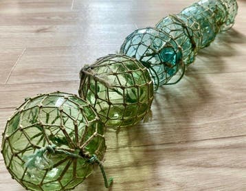 Objets maritimes (7) - Flotteurs de pêche avec des filets en