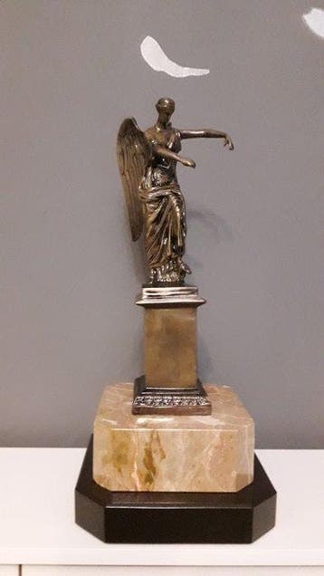 Beeldje, Vittoria Alata - 34.5 cm - Brons, Marmer, Hout