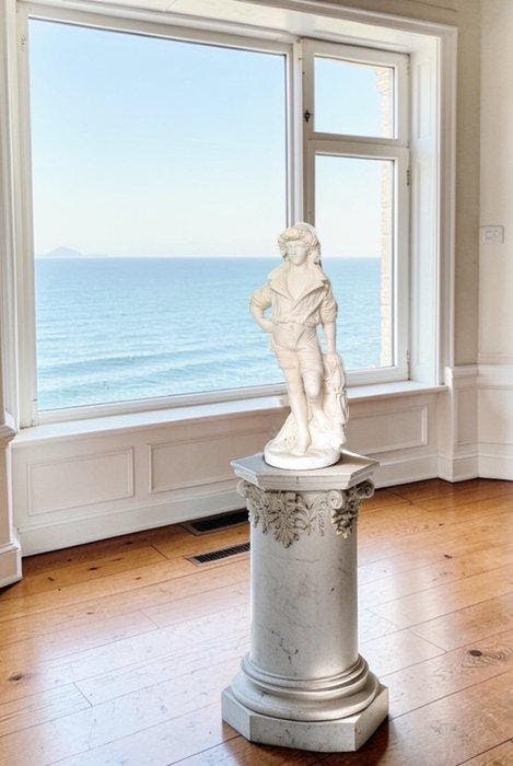 Beeld, Giovane fanciullo Pescatore con rete da pesca - 60 cm, Antiquités & Art, Antiquités | Céramique & Poterie