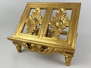 Support - Bois - Un lutrin de table doré