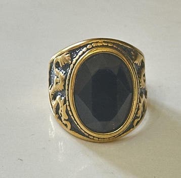 Geloofsring voor mannen met draak en zwarte onyx.