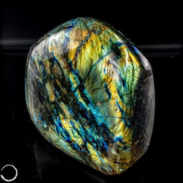Labradorite naturelle de Madagascar – Le jeu irisé des