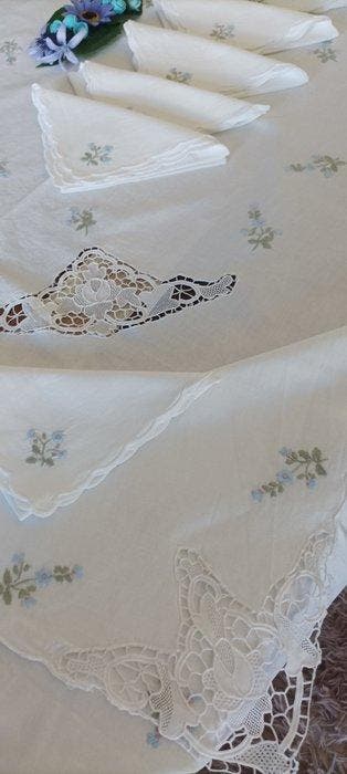 Prachtige handdoek met mooie Venetiaanse kant en blauwe