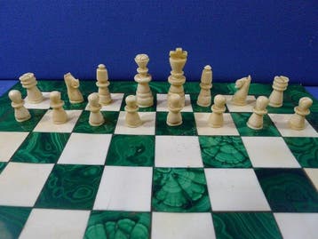 Jeu déchecs en malachite et marbre blanc avec échiquier, Antiquités & Art