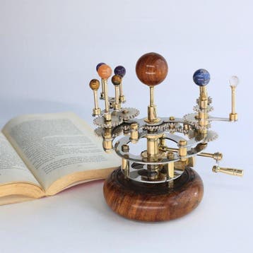 Orrery mécanique artisanal avec le Soleil, Mercure, Vénus,