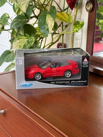 Welly 1:24 - Voiture miniature (2) - 2001 Pontiac Firebird