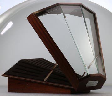 Year-O-Led - Vitrine - Hout, Kristal - toonbankdisplay