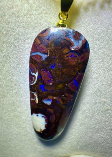 Opale Cabochon - Hauteur : 43 mm - Largeur : 15 mm- 4.74 g -