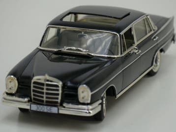 Schaal 1:18 Revell 9050 Mercedes 300 SE #944 (Automodellen), Hobby & Loisirs créatifs, Voitures miniatures | 1:18, Ophalen of Verzenden