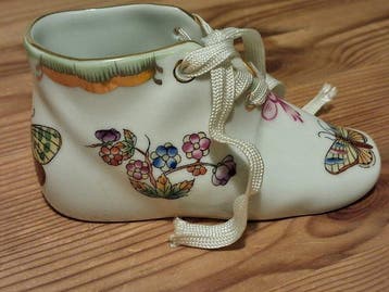 Herend - sculptuur, HEREND 125. Anniversary baby shoe, 7570