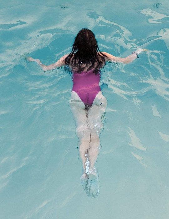 Bess Irissa - Into The Pool - Purple, Antiek en Kunst, Kunst | Designobjecten