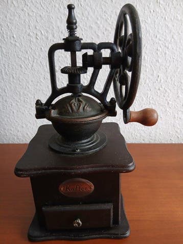 Antike originale Kaffeemühle aus Gusseisen und Holz –, Antiek en Kunst