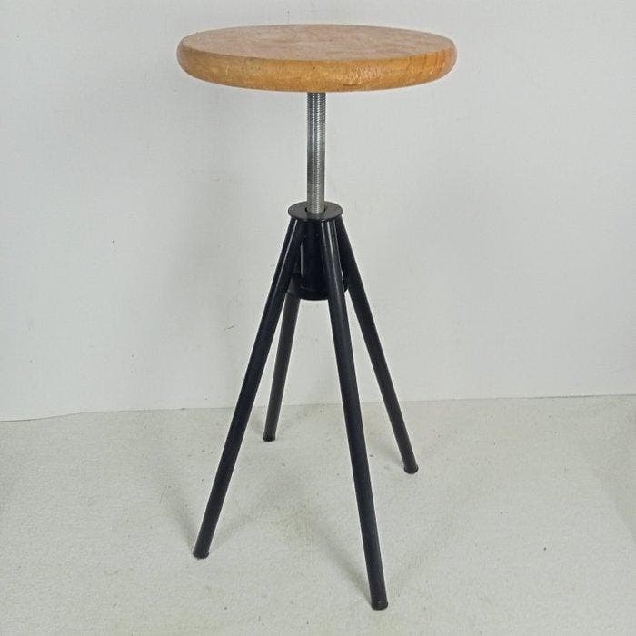 Kruk - Gepoederd metaal met blank houten zitting - Op hoogte, Antiquités & Art, Antiquités | Assiettes décoratives & Carrelages