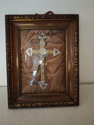 Devotioneel kruisbeeld in vitrinekast - 30 x 38 cm - Antiek, Antiek en Kunst