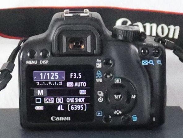 Canon EOS 1000D met EF-S 18-55mm 1:3.5-5.6 IS, tas en div., Audio, Tv en Foto, Fotocamera's Digitaal