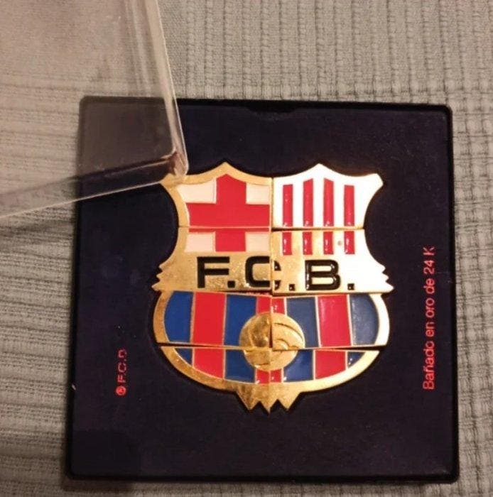 Draagspeld Escudo FC BARCELONA pines oro 24k - Spanje - 21e, Verzamelen, Overige Verzamelen