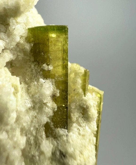 Uitzonderlijk! Blauwig getinte toermalijn vol edelstenen, Verzamelen, Mineralen en Fossielen