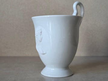 KPM Berlin - Tasse - Porcelaine - Une tasse ancienne ornée
