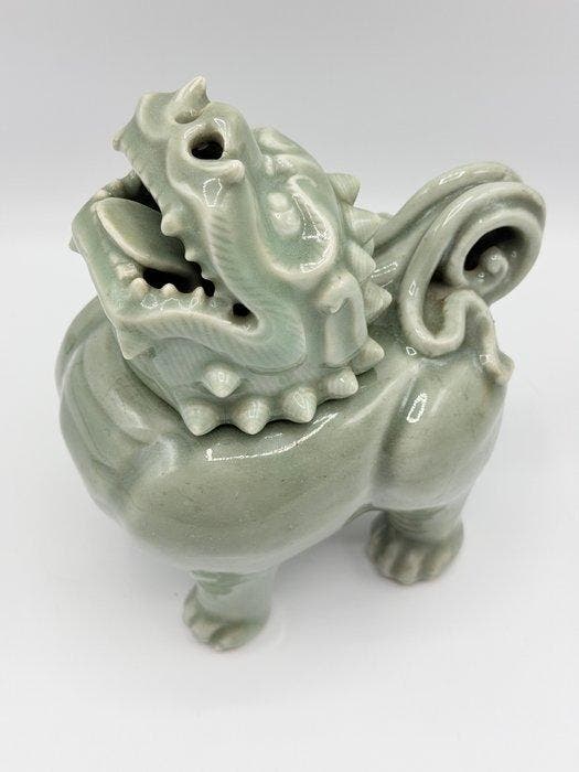 Fine Large Celadon-Glazed Foo Dog Censer – Late Qing /, Antiek en Kunst, Antiek | Overige Antiek