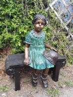 Bronzen meisje op bankje., Tuin en Terras, Tuinbeelden, Nieuw
