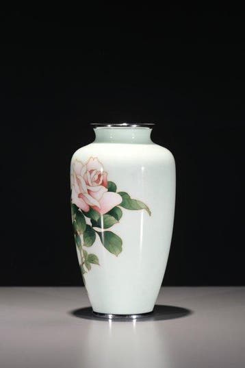 Vase - Un vase cloisonné décoré de rameaux de roses en