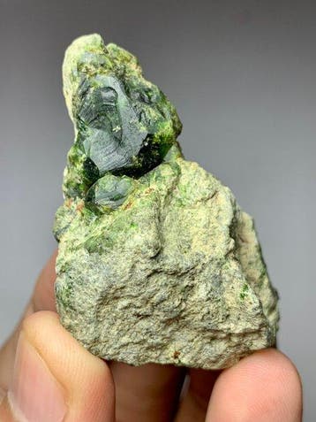 125 gram zeldzame groene demantoïde granaat specimenpartij, Verzamelen