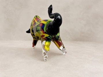 sculptuur, Glaskunst stier – kleurrijk handgevormd glas –