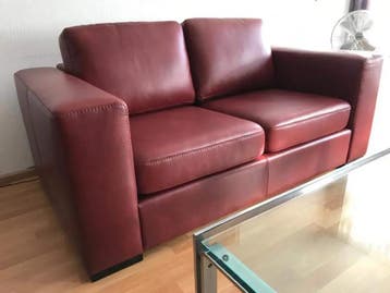 2-zits bank met houten poten - rood leer, Antiek en Kunst, Ophalen of Verzenden