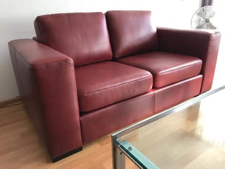 2-zits bank met houten poten - rood leer, Antiek en Kunst, Antiek | Meubels | Stoelen en Sofa's, Ophalen of Verzenden