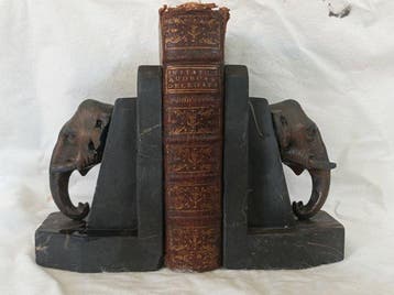 Boekensteunen (2) - Legering, Steen