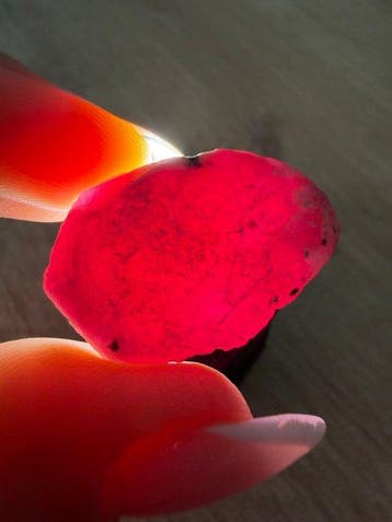 Rubis Brut. Éblouissant, 53,65 ct. Rubis couleur pigeon-sang