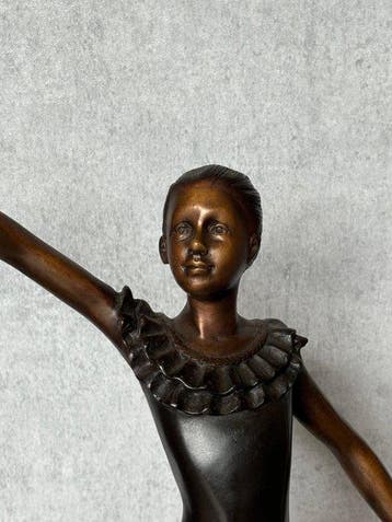 Statue, 55 cm sculptuur van een ballerina. Naar: Moore - 55