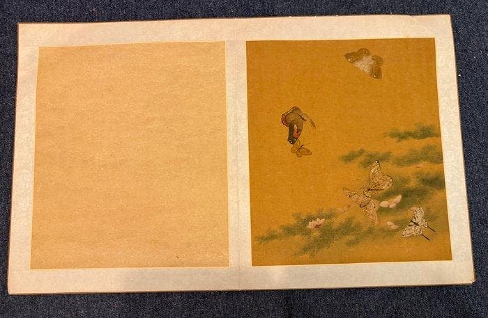 Fine Antique Chinese Silk Painting Album Leaf of Butterflies, Antiquités & Art, Antiquités | Autres Antiquités