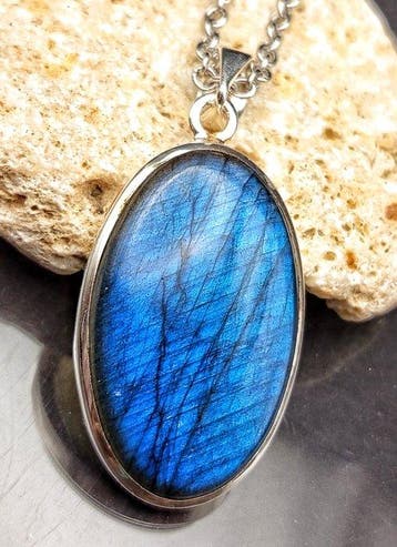 Prachtig en groot sieraad in 925 zilver met blauwe