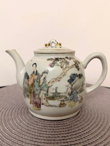 • Ancienne théière en porcelaine de style Famille Rose,, Antiquités & Art