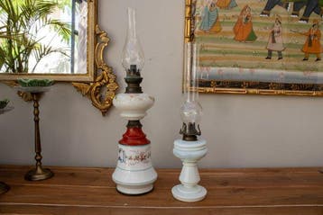 Petroleumlamp - opaalkleurige bloemdecoratie - Melkglas en, Antiek en Kunst