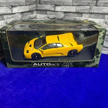 Autoart 1:18 - Modelauto - AUTOart Performance 1:18, Nieuw
