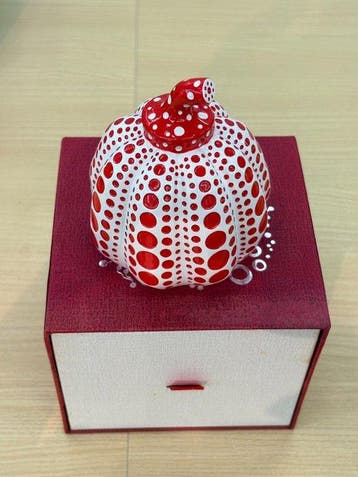 Yayoi Kusama (1929) (after) - sculptuur, Red pumpkin - 9 cm, Nieuw