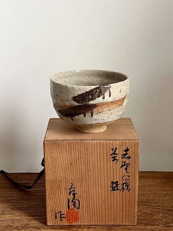 Shino-porselein, matcha-kom met abstract schildering (met