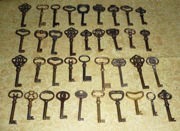 37 alte Schlüssel Key Cle für Möbel Schränke Kommoden