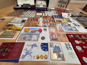 Wereld. Collection of coins and banknotes (Zonder