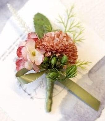 Luxe corsage roodbruin groen met besjes no24 boutonnière op