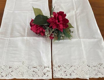 Elegante antieke gordijnen of handdoeken, met bloemmotieven