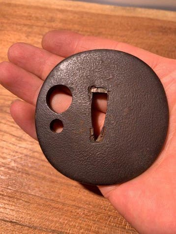 Ronde ijzeren tsuba met Nanako-Ji-brokaatgrond en dubbele