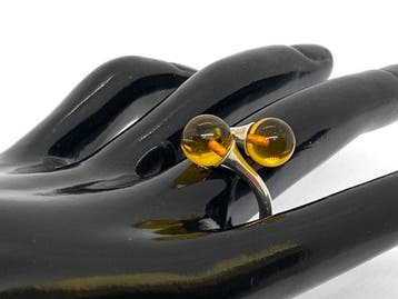 Golden Solstice • Elegante ring met twee honingkleurige