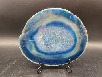 Dalle d’agate cristalline + socle - Hauteur : 13.5 cm -