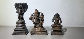 Drie Indiase bronzen beelden die goden uitbeelden. - Brons -